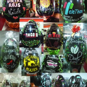 Uova di pasqua giganti decorate a mano personalizzate.